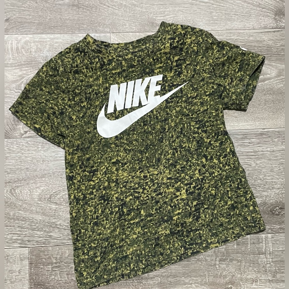 Boys 7 Nike shirt